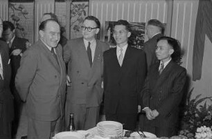Empfang im vietnamesischen Ausstellungspavillon, Rolf Lemser (?) Messeamtsdirektor (2.v.r.) im Gespräch mit Vertretern der vietnamesischen Messedelegation