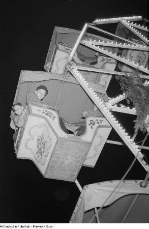 Riesenrad auf dem Leipziger Weihnachtsmarkt bei Dunkelheit