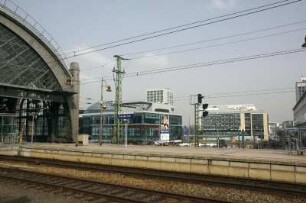 Dresden-Altstadt. Blick vom Außenbahnsteig des Hauptbahnhofes zum Wiener Platz