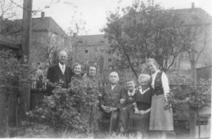 Gruppenbild mit Etha und Eleonore Richter