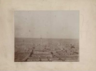 Blick über Diyarbakir : Blick vom Minarett der Ulu Cami (Große Moschee) über die Stadt Diyarbakir nach Osten. Rechts der Glockenturm der Keldani Kirche, links das Minarett der Ali-Pascha-Moschee.