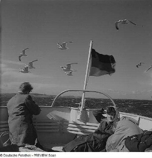 Fähre Stralsund - Hiddensee, Fahrt nach Hiddensee, Frauen und ein Mann auf dem Deck einer Fähre