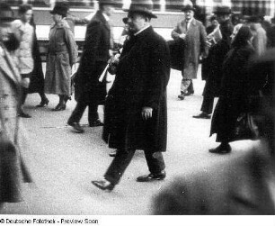 Szene aus dem experimentellen Dokumentarfilm "Filmische Plaudereien" (Alltag in der Äußeren Neustadt und in Pieschen): Passanten