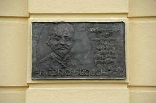 Gedenktafel für Friedrich Bouché : Bouché-Ehrung. Gedenktafel für Friedrich Bouché. Bronze (2008). Dresden, Großer Garten, Pavillon D