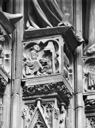 Südliches Westportal — Linkes Gewände: Der Fürst der Welt und die törichten Jungfrauen — Sockelrelief: Monat Februar