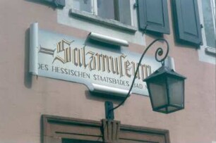 Bad Nauheim. Salzmuseum im historischen Teichhaus-Schlößchen. Schild Salzmuseum