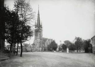 Weinböhla, Kirchplatz. Martinskirche ( 1893-1895; T. Quentin). Ansicht von Südwest
