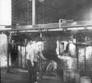 Flaschenpfleger am Kühlofen : Technikgeschichte | Technologie | Glasfabrikation | Flaschen | Maschinenfabrikation
