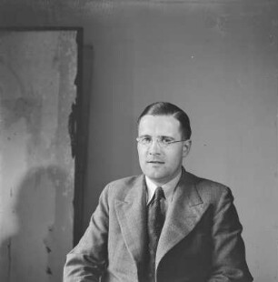 Portrait eines Mannes im Anzug mit Brille