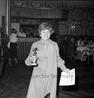 Verein Oldesloer Kegler e.V.: Kegel-Stadtmeisterschaft 1977: die Stadtmeisterin im Damenwettbewerb Edith Stapelfeld mit Pokal und Urkunde