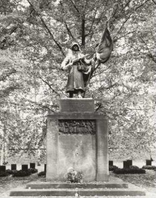 Sowjetischer Ehrenfriedhof, Denkmal für die gefallenen Sowjetsoldaten : Rost, Otto. Denkmal für die gefallenen Sowjetsoldaten. Bronze. 1945/1946. Freiberg, Neuer Donatsfriedhof, Sowjetischer Ehrenfriedhof, Himmelfahrtsgasse