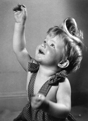 Kinderbilder. Kleines Mädchen in Spielhose