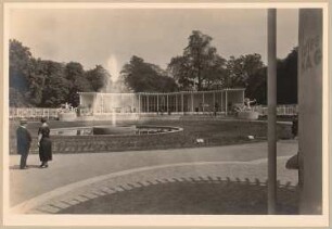 Fotoalbum: Ausstellungsgarten Jubiläums-Gartenbau-Ausstellung 1926, Dresden: Parkcafé am Rosenhof mit Leuchtfontäne