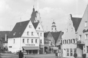 Monheim: Hauptstraße mit Giebelhäusern und Türmen [Oberes Tor]