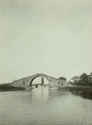 Bei Shanghai (?), China. "Kamelbrücke" über den Kaiserkanal (Großer Kanal Peking – Hangzhou; seit 2014 UNESCO-Weltkulturerbe) am See Tai hu