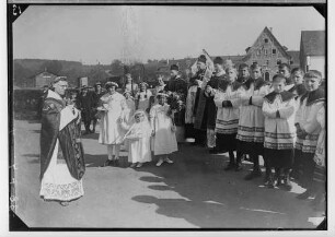 Primizfeier Brugger in Sigmaringendorf 1936; von links nach rechts: Neupriester Brugger, Primizbräutchen, Geistlichkeit, Ministranten