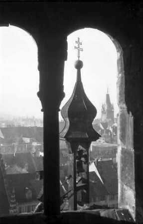 Freiburg: Glockentürmchen über Renaissanceportal; Durchblick, Hintergrund Martinstor