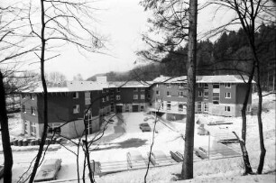 Freiburg: Neubau Jugendherberge im Schnee, nahe