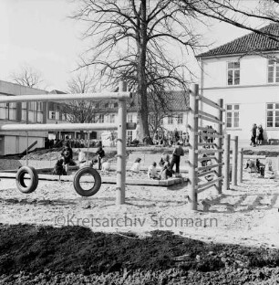 Stadtschule: Salinenstraße: Spielplatz auf dem Schulhof: im Hintergrund links der Neubau, mittig der erste Erweiterungsbau, rechts das alte Gebäude der Stadtschule