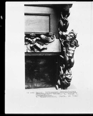Brendelsches Chorgestühl, 6. Wange: Putto und Teufel
