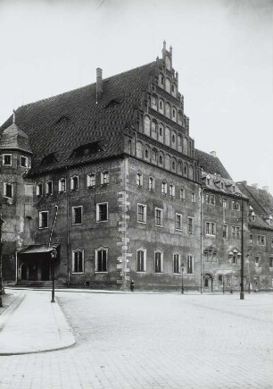 Freiberg, Untermarkt. Blick auf Stadt- und Bergbaumuseum sowie Superintendentur (rechts)