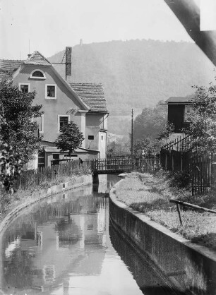 Freital-Deuben, am Weißeritz-Mühlgraben, mit Windberg : Mühlgraben zur Egermühle, Gebäude in unmittelbarer Nähe der Egermühle, im Hintergrund sieht man den Glockenturm der Katholischen Kirche Deuben