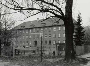 Pirna, Rote Kaserne : Pirna. Ehemalige Rote Kaserne (Heinrich-Heine-Schule). Rottwerndorfer Straße 49. Um 1935. Hofansicht