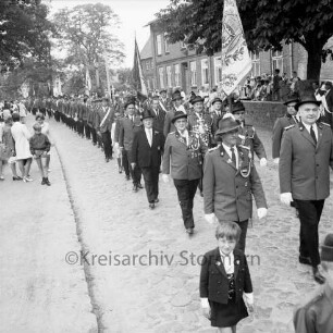 Volks- und Schützenfest: Schützenverein Sprenge und Umgebung e.V.: Festumzug der Schützenmannschaften: im Hintergrund Häuser und Zuschauer