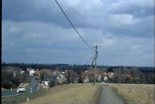 Dorfansicht und Bundesstraße, die das Dorf durchquert