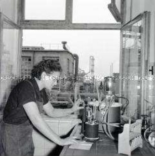 Mitarbeiterin im Labor des VEB Leuna-Werke "Walter Ulbricht"