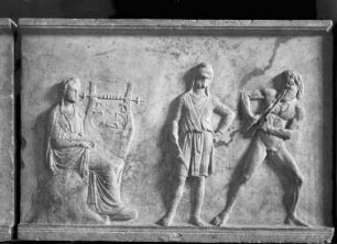 sogenannte Musenbasis aus Mantineia. Basis einer Statuengruppe des Praxiteles. — Wettkampf zwischen Apollon und Marsyas