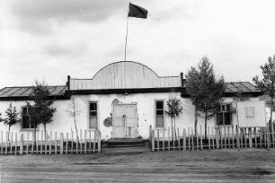 Mongolische Volksrepublik 1979. Örtliches Parteibüro in der Steppensiedlung Chudjirt