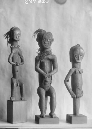Drei Figuren (Ahnenfiguren) der Pangwe