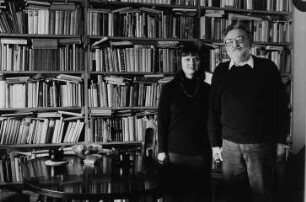 Familie Endler (Kulturorganisatorin, Schriftsteller) in ihrer Wohnung