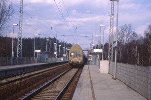 Bergholz oberer Bahnsteig Doppelstocksteuerwagen Fußgängerbrücke Reisende