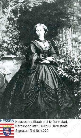 Alice Großherzogin v. Hessen und bei Rhein geb. Prinzessin v. Großbritannien (1843-1878) / Porträt, in Garten stehend, ein Buch in der Hand haltend, Brustbiild