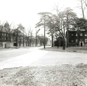 Cottbus, Paul-Hornick-Straße. Paul-Hornick-Kaserne (um 1936). Anlage mit Torhaus. Hofseite von Südwesten