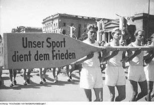 Berlin, 3. Weltfestspiele der Jugend und Studenten, Sportlerparade, August 1951