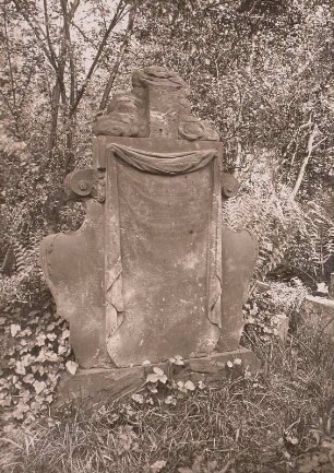 Dresden. Eliasfriedhof. Grabmal für Johann Paul Taubert. Rückseite eines Doppelkartuschensteins mit Inschrifttafel und Tuchgehänge
