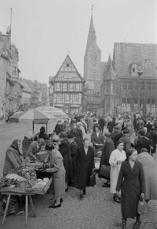 Quedlinburg. Nordseite des Marktplatzes mit Rathaus und Türmen der Benediktinerkirche