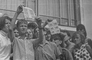 Kinder betrachten Kaufdias, 1969. SW-Foto © Kurt Schwarz.