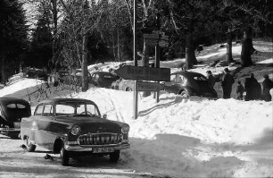 Feldberg: Autoparkplatzkolonne an der Feldbergstraße