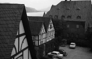 Unkel: Hoteleingang und Hof, Rheinblick