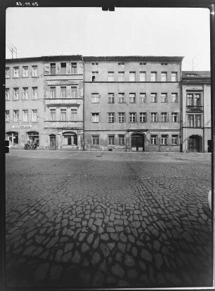 Zittau, August-Bebel-Platz (Neustadt) 22/20. Wohnhäuser (Nr. 20: 2. H. 17. Jh.). Straßenfront