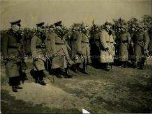 Reichspräsident von Hindenburg nimmt eine Parade der Reichswehr ab