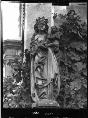 Schuttern Katholische Pfarrkirche Maria Himmelfahrt Pfarrhaus Außenfigur - Madonnastatue mit Kind