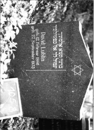 Grabstein 1058 (Index: 99803983) Material: Granit, poliert Zustand: sehr gut Maße HxBxT: 85x82x15 cm Beschreibung: Stele mit giebeligem Abschluß Symbolik: Davidstern Besonderheit: Endreim: Grabstein 1058