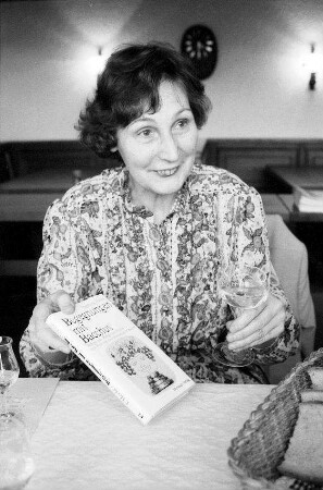 Laufen: Winzergenossenschaft, Ingeborg Hecht-Studniczka, Buchübergabe "Begegnungen mit Bacchus", Morstadt Verlag, Kehl, beim Autogramme geben