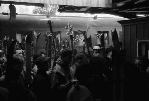 Hinterzarten: Wintersportler auf dem Bahnsteig
