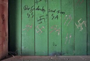 Zinnowitz/Usedom, Nazi-Schmierereien mit Hakenkreuzen an der Wand eines Fahrradhäuschens